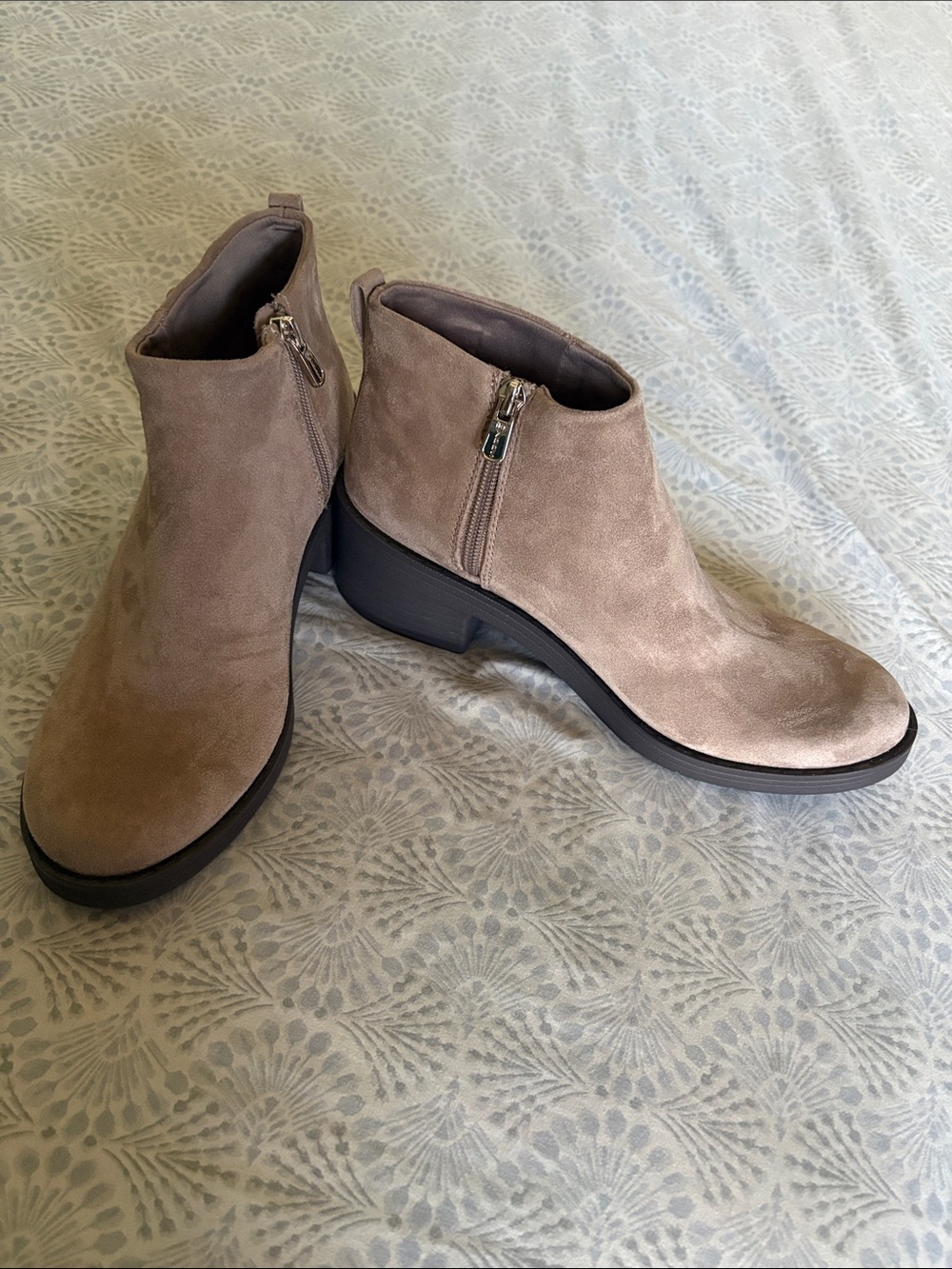 Women’s crazy comfy  Ankle Boots with Side Zip machine washable size 
Size:8.5M